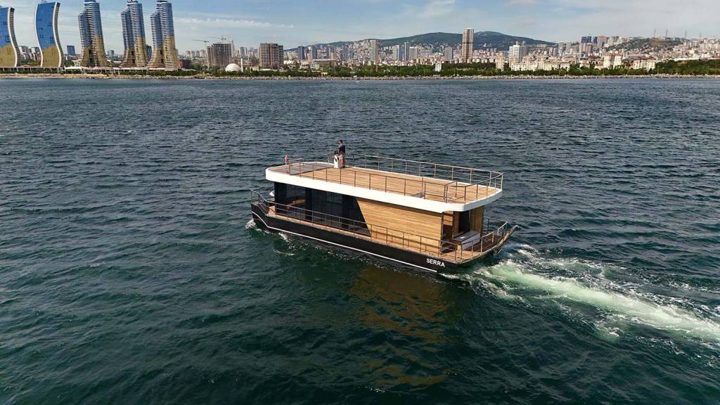 HDPE House Boat in Action